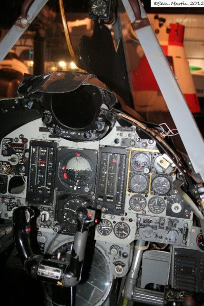 f106cockpittrainer3.jpg