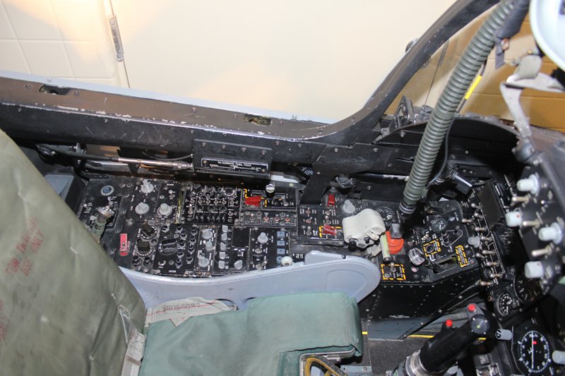 a7696197trainingcockpit2.jpg