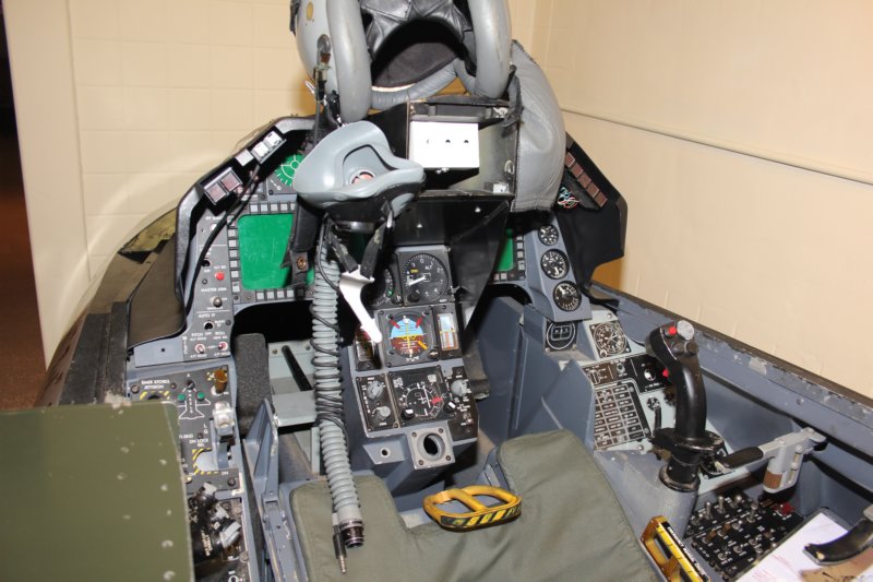 f16trainingcockpit.jpg